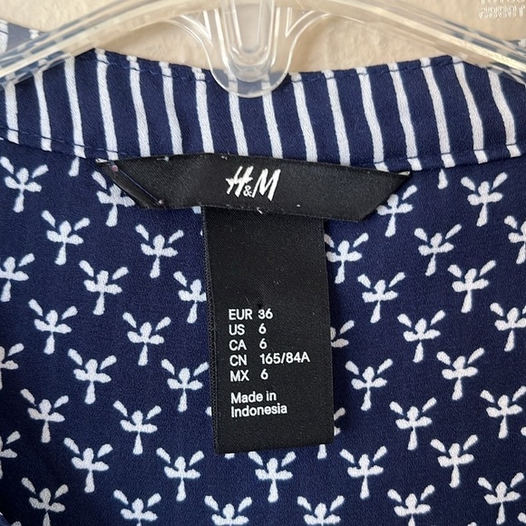 H & M Button-down Blouse V-neck Long Sleeves Size 6 Navy With White Stripes - Picture 4 of 13